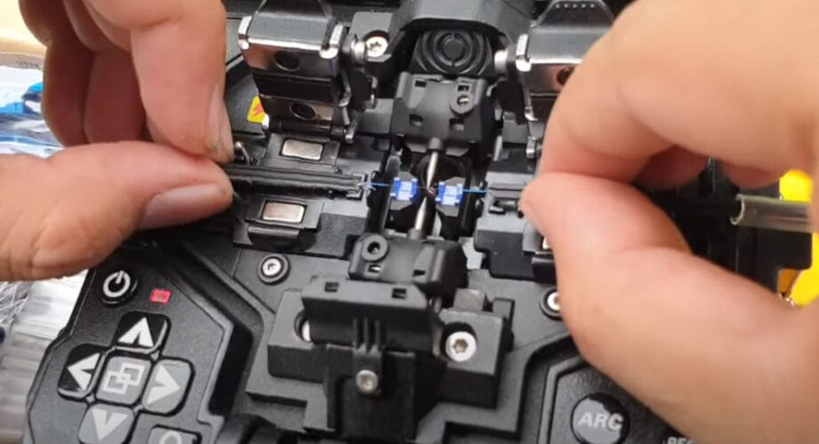 menyambung kabel fiber optic dengan fusion splicer